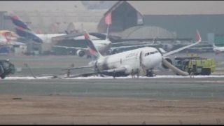 Avião prestes a decolar bate em caminhão e pega fogo em aeroporto no Peru