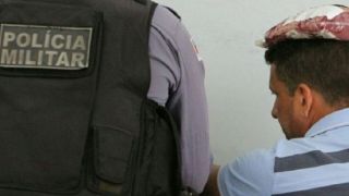 Homem é detido ao furtar carne de supermercado