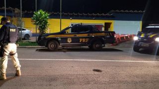 Motorista de van é preso sob efeito de cocaína na BR-116, em Camaquã