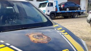 Após bater carro furtado, mulher embriagada é presa na BR-116, em Camaquã