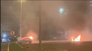Manifestantes tentam invadir sede da Polícia Federal, em Brasília, e incendeiam carros e ônibus