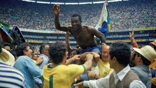 Corpo de Pelé é velado no estádio do Santos; enterro do Rei do Futebol ocorre nesta terça