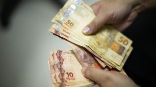 Salário mínimo de R$ 1.320 entra em vigor nesta segunda-feira