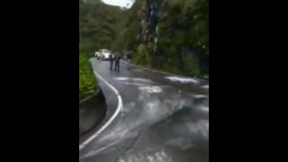 Polícia Rodoviária Estadual está jogando sal na Serra do Rio do Rastro por causa do acúmulo de gelo. 