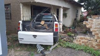 Veículo perde o controle na curva e bate contra casa em Guaraxaim na Serra Chuvisca