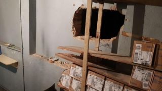 Assaltantes entram em lotérica por buraco na parede e arrombam cofres