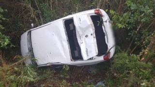 Carro Capota e Cai em Vala na Picada Grande