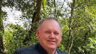 Um trágico acidente de trabalho foi registrado na tarde de terça-feira (27), na localidade de Capelinha Santo Antônio, no interior de Camaquã. Ernane Rackow, de 53 anos, morreu apó
