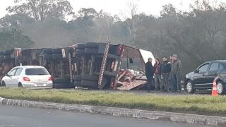 Acidente com dois caminhões deixa uma pessoa morta e causa bloqueio no trânsito em Nova Santa Rita
