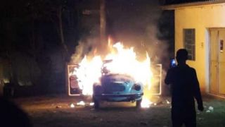 Carro pega fogo na Felipe Noronha