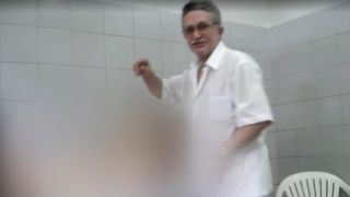 Médico que filmava abusos sexuais durante consultas diz à polícia que prática "virou um vício"