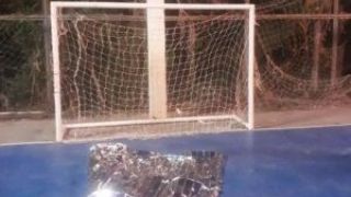 Menino de 9 anos morre após trave de quadra de esportes cair sobre ele em MS