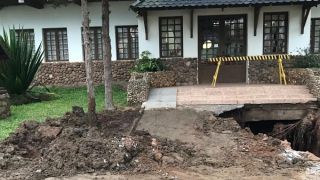 Departamento de obras trabalha no "buraco" em frente a Casa de Cultura