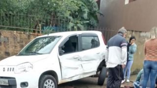 Carro bate em outro estacionado e mata prensada professora que chaveava o veículo
