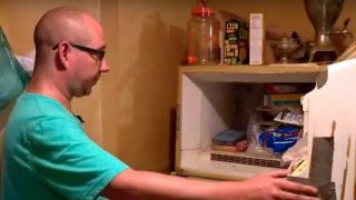 Homem encontra bebê congelado no freezer da casa da mãe por mais de 40 anos