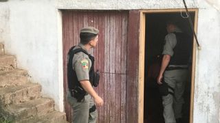 Homem mata esposa a facadas na frente dos dois filhos em Carlos Barbosa