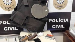 Dois adolescentes são apreendidos com drogas, veículos roubados e armas em Pelotas