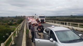 Homem é morto a tiros dentro de carro na ponte sobre o Rio Jacuí, na BR-290