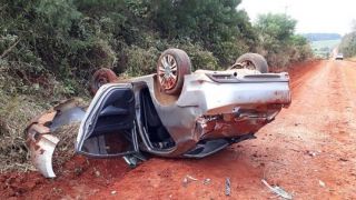 BM encontra carro usado em ataque a banco capotado no interior de Vale Verde