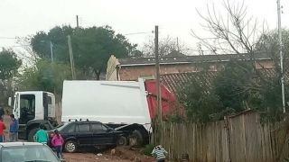 Caminhão do lixo invade casa no Bairro São Francisco
