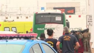 Homem armado que fazia reféns dentro de ônibus na Ponte Rio-Niterói é morto