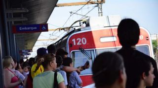 Criminosos invadem estação do Trensurb e assaltam funcionários em Porto Alegre