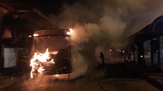 Na cidade de Canoas criminosos colocam fogo em ônibus e passageiros ficam feridos ao escapar