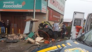 Motorista morre após colidir o carro contra muro na BR-116, em Caxias do Sul