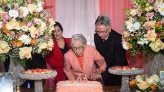 Senhora comemora aniversário de 100 anos em grande estilo