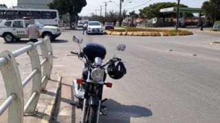 Acidente envolve moto e carro na rótula da faixinha em Camaquã