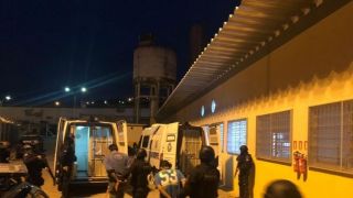 Susepe transfere 49 presos de delegacias e carros da BM para presídio em Porto Alegre