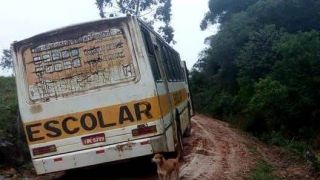 Ônibus escolar atola na Cavadeira