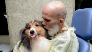 Paciente com câncer se emociona e tem melhora após reencontrar cachorro em hospital no Recife 