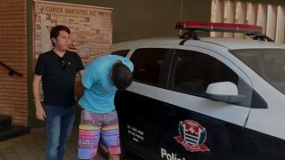 Pai preso por morder bebê diversas vezes diz à polícia que 'surtou ao ouvir choro da filha'