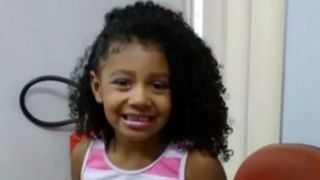 Parentes de menina baleada no Alemão acusam PM; avô se desespera ao receber notícia da morte