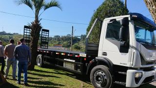 Prefeitura adquire mais um caminhão prancha