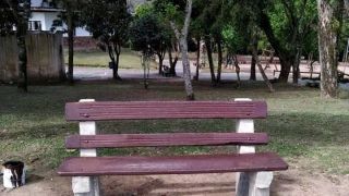 Bancos da Praça da República recebem reparos