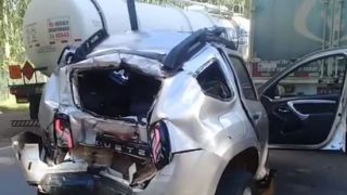 Carro é esmagado por dois caminhões na ERS-135