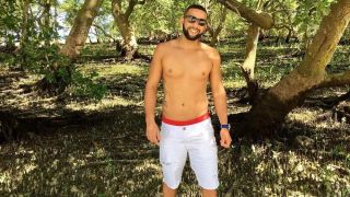 Homem leva 4 tiros após beijo em outro rapaz dentro de bar; suspeito perguntou se ele não tinha vergonha, diz delegada