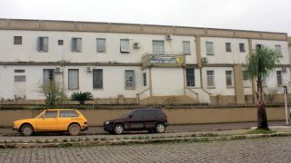 Prefeito Clenio assina homologação de compra do Raio X do Hospital
