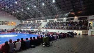 Ginásio lotado no fim do campeonato aberto de futsal de Dom Feliciano