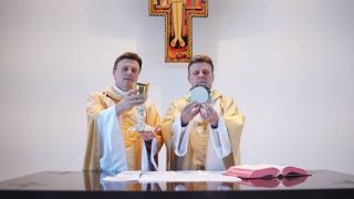 Ex-pároco de Dom Feliciano, Ivanor Macieski comemora com seu irmão gêmeo Ivan 25 anos de vida Sacerdotal