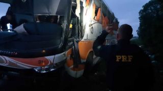 Duas pessoas morrem e mais de 40 ficam feridas após ônibus uruguaio tombar na BR-116 em Cristal