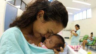Prática que ajuda a salvar bebês prematuros completa 40 anos