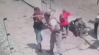 Câmera de segurança flagra PMs agredindo jovens durante abordagem em Pelotas