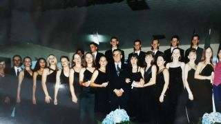 Emoção marca reencontro de alunos quase 20 anos após formatura