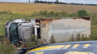 Caminhão Frigorífico tomba na BR-472