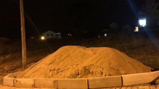 Motorista reclama do monte de areia que atrapalha o tráfego na Rua Cândido Godoy