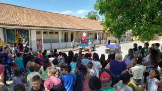 O Papai Noel chegou de jeep na escola Catulino