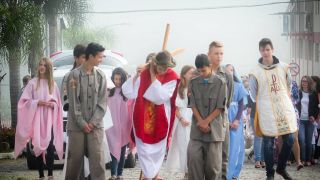 Alunos encenam a Via Sacra